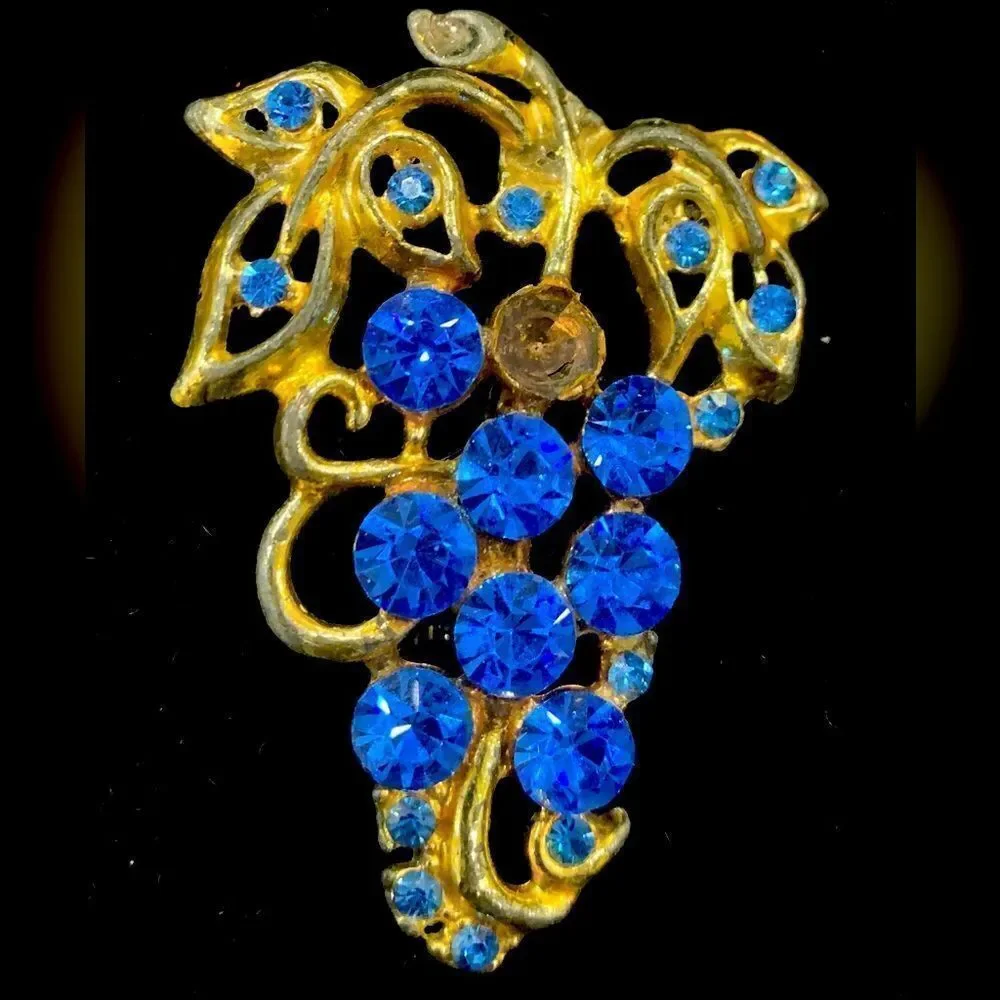Vintage gold tone blue cluster of grapes brooch